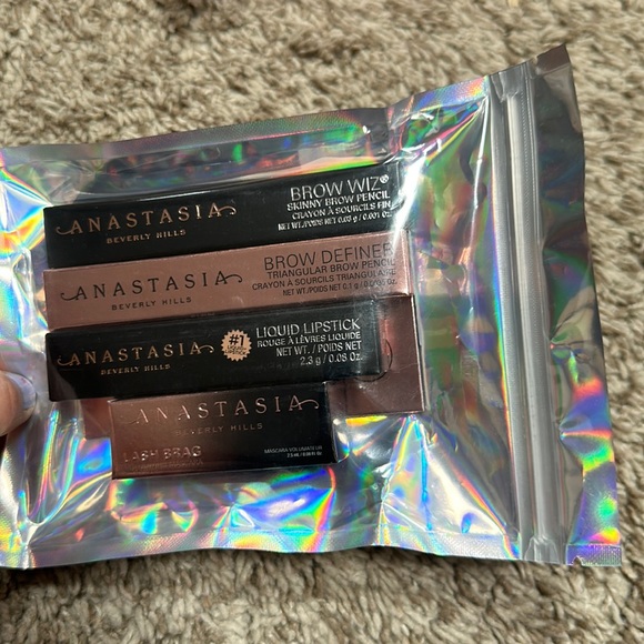 BRAND NEW ANASTASIA MAKEUP SET - Picture 1 of 3